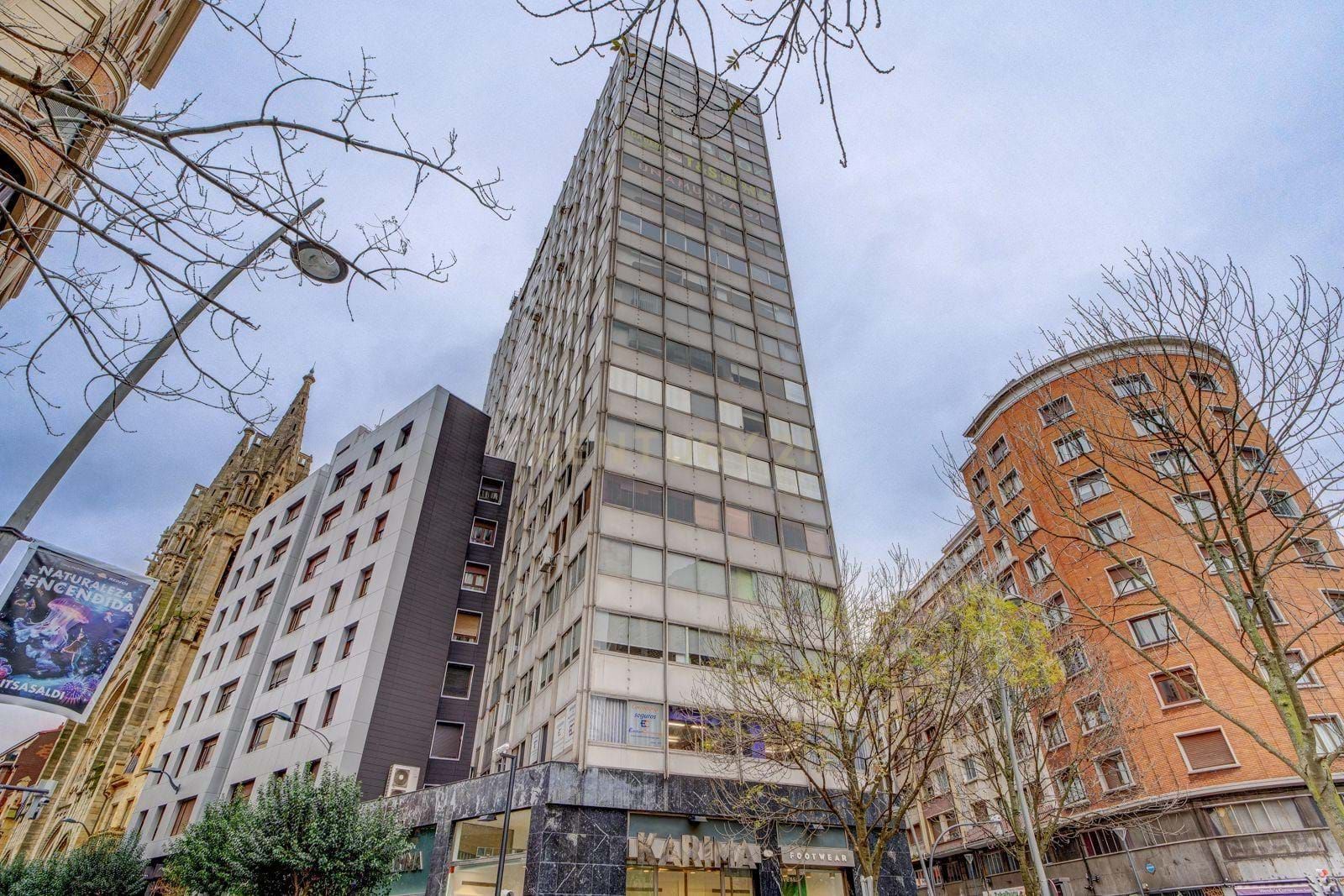 Vista exterior de Oficina en venda en Bilbao  amb Calefacció
