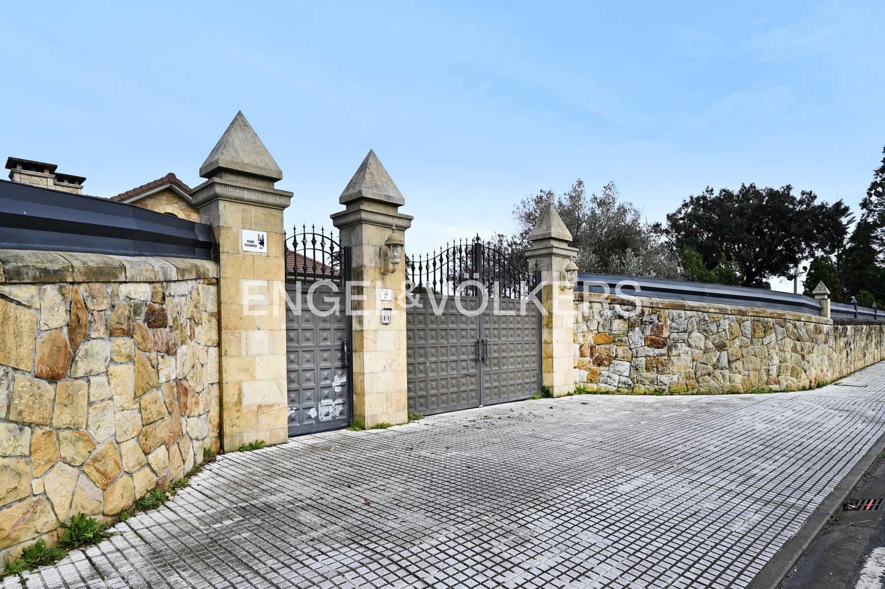 Vista exterior de Casa o xalet en venda en Arnuero amb Aire condicionat, Calefacció i Jardí privat