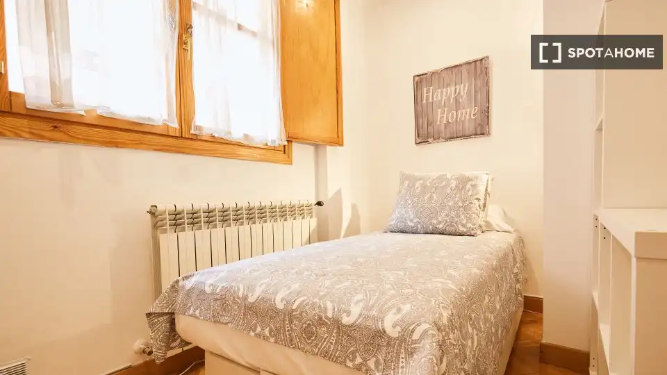 Room in Universidad - Malasaña