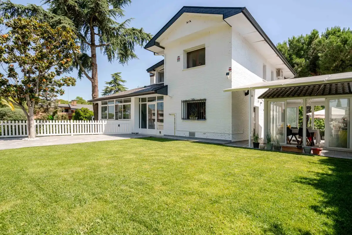 Vista exterior de Casa o chalet en venta en Boadilla del Monte con Aire acondicionado, Calefacción y Jardín privado