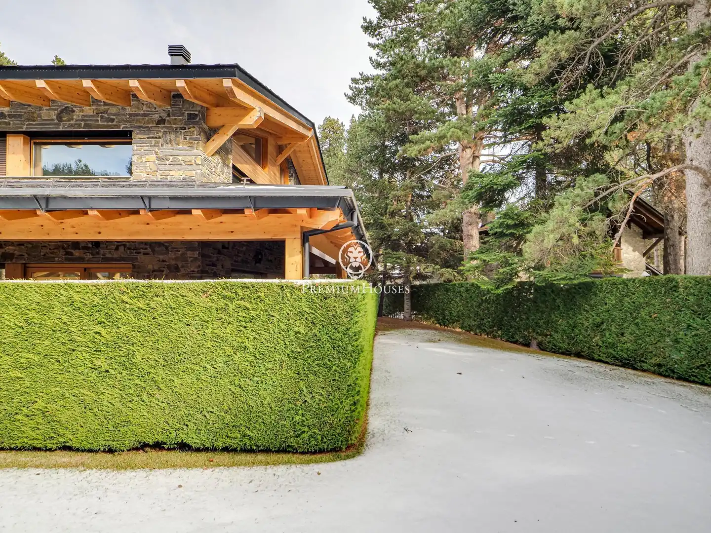 Vista exterior de Casa o xalet en venda en Alp amb Calefacció, Jardí privat i Parquet