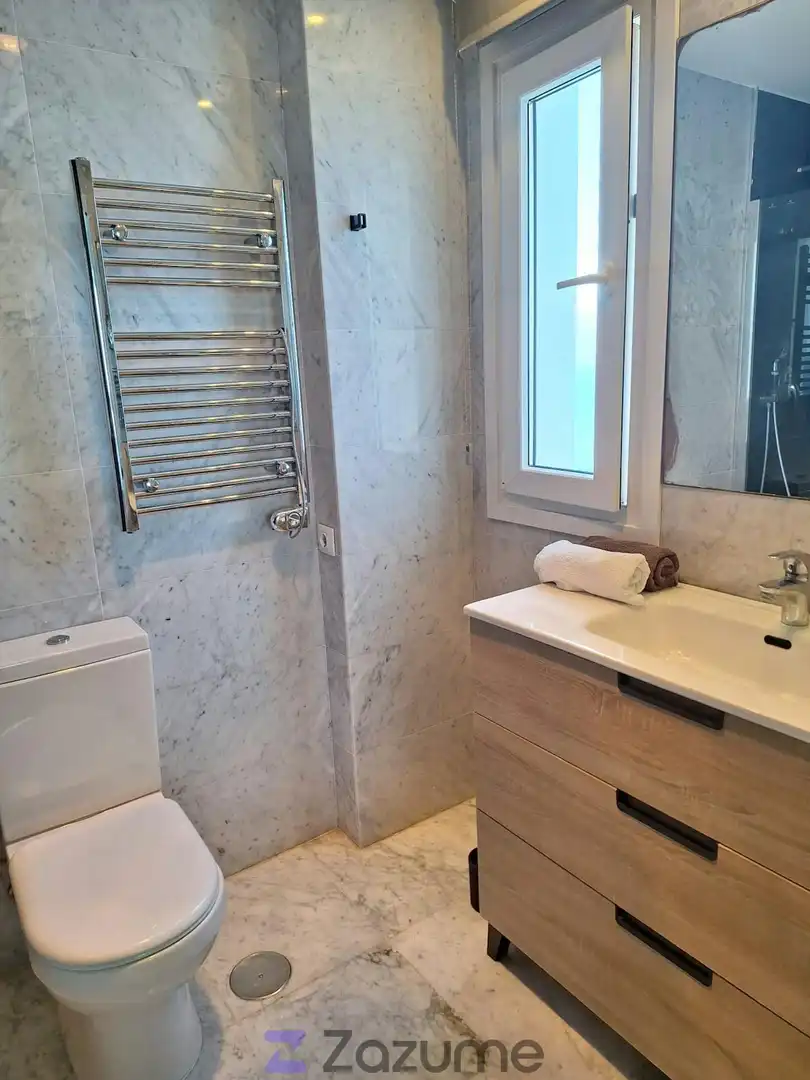 Badezimmer von Wohnung zur Miete in Benidorm mit Klimaanlage, Terrasse und Schwimmbad
