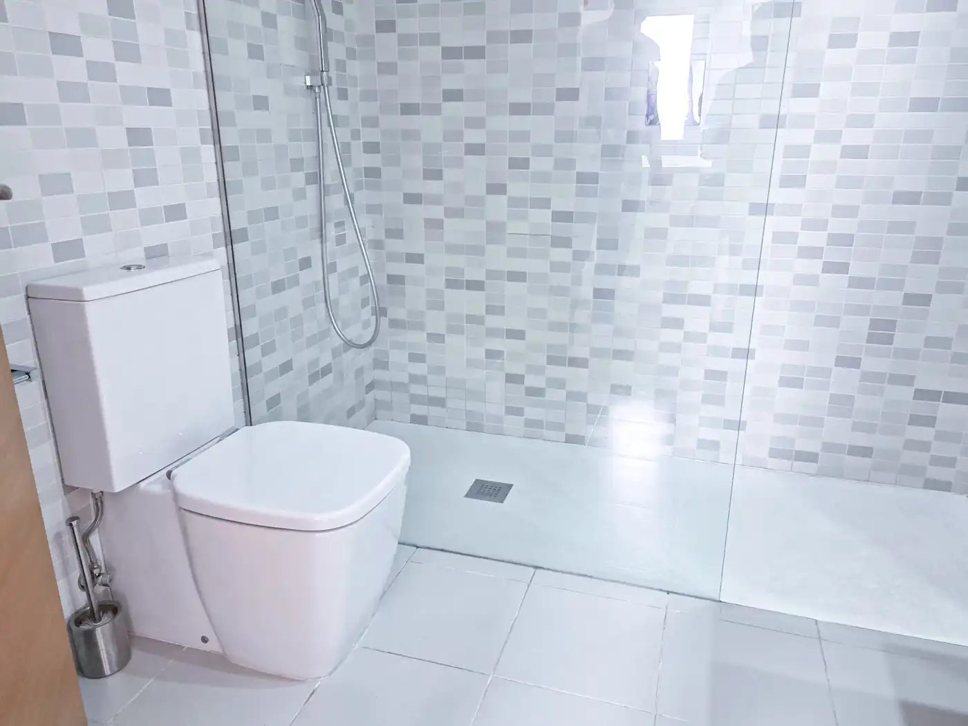 Bathroom of Attic for rent in Figueres  with Air Conditioner, Heating and Terrace