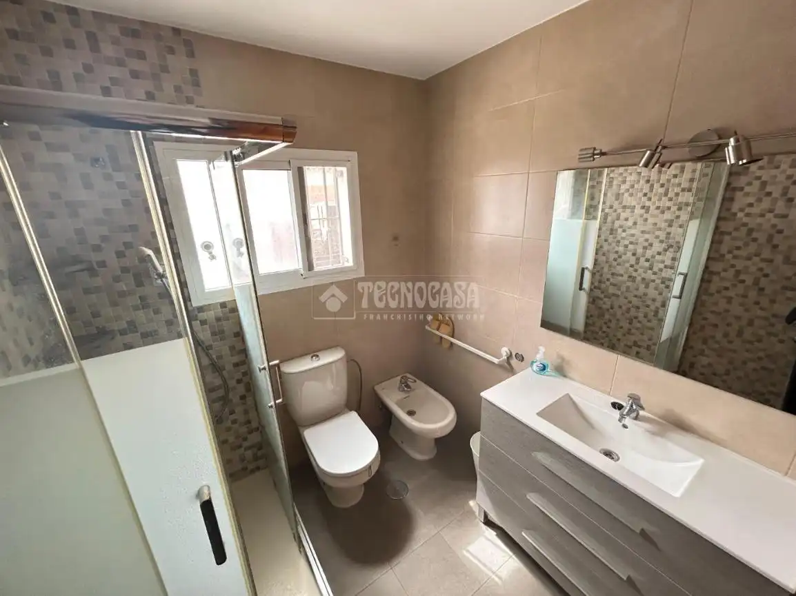 Badezimmer von Einfamilien-Reihenhaus zum Verkauf in Fuengirola mit Klimaanlage, Terrasse und Abstellraum