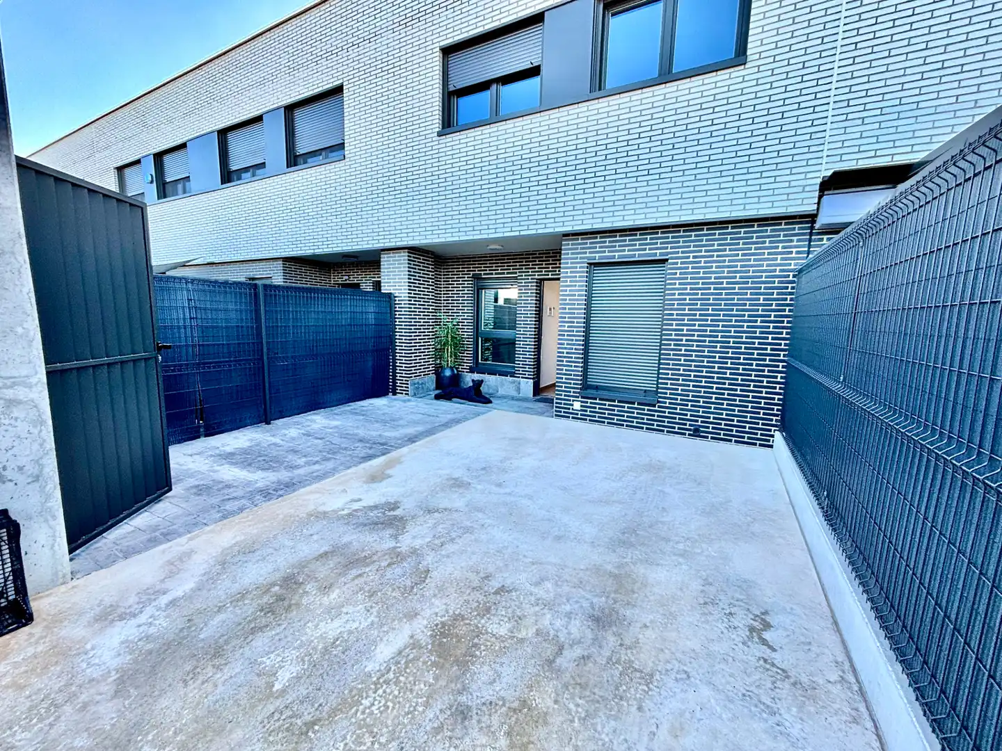 Vista exterior de Casa adosada en venda en Mutxamel amb Aire condicionat, Calefacció i Jardí privat