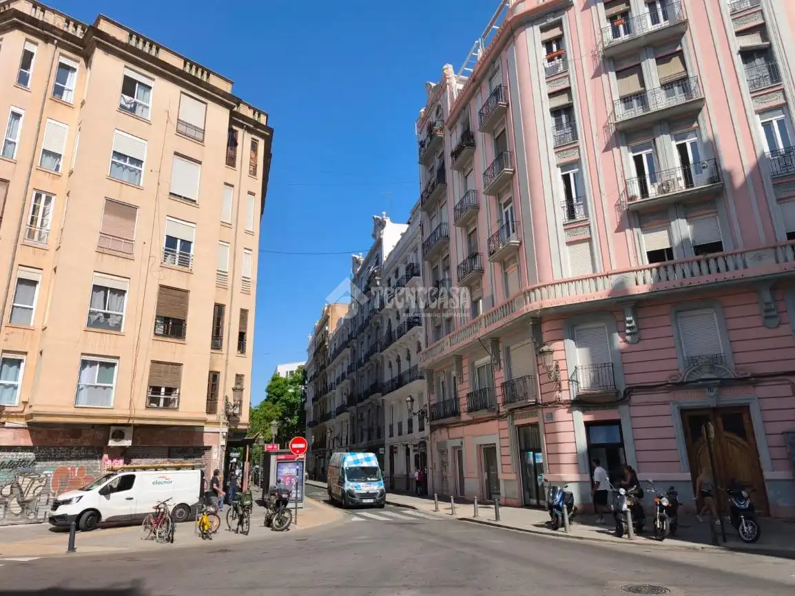 Vista exterior de Pis en venda en Valencia amb Balcó