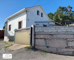 Vista exterior de Casa o xalet en venda en Vilagarcía de Arousa amb Jardí privat
