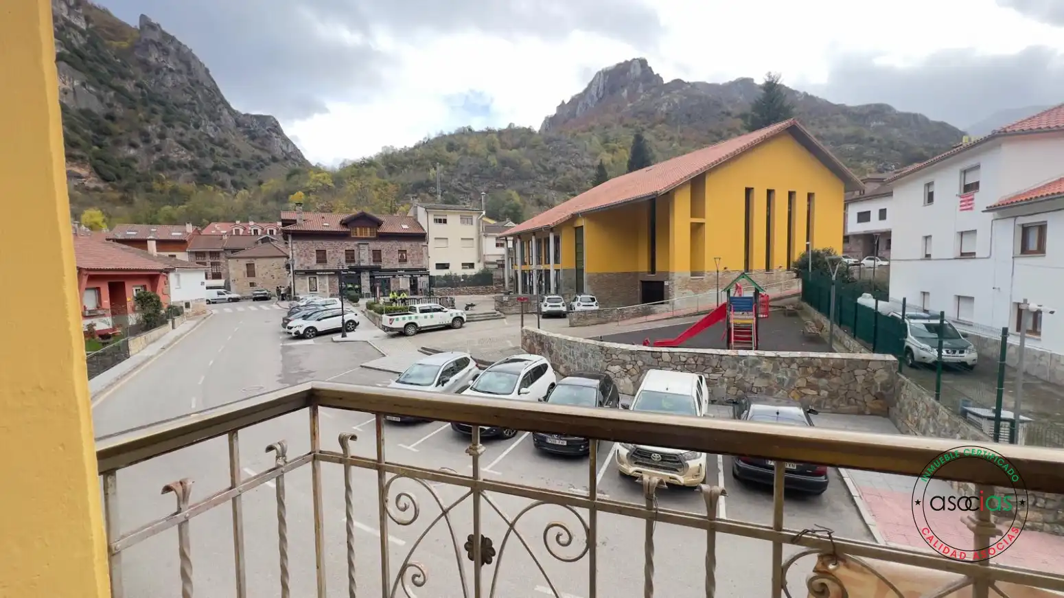 Aparcament de Pis en venda en Somiedo amb Calefacció, Moblat i Balcó