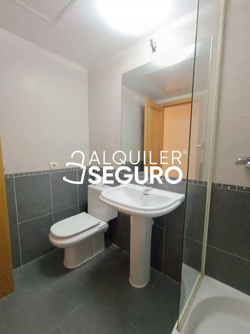 Baño de Piso de alquiler en Parla con Aire acondicionado, Calefacción y Terraza