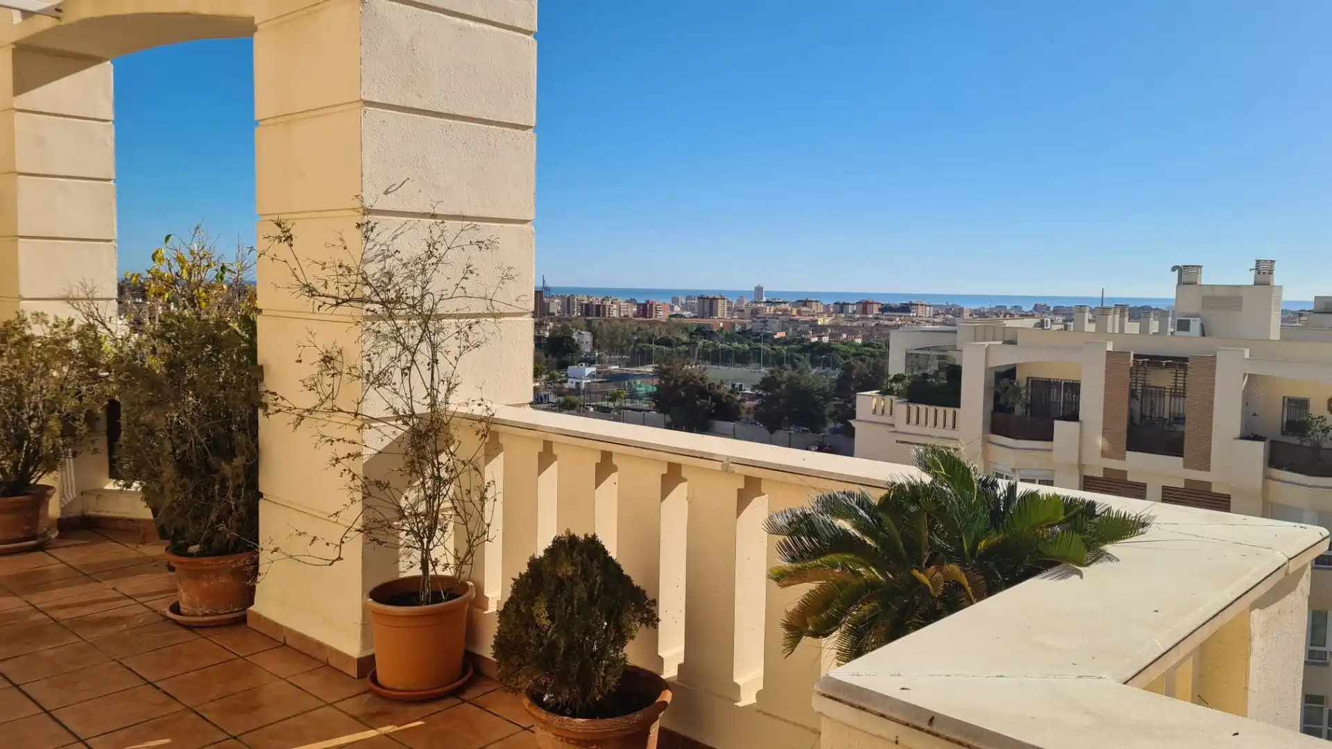 Vista exterior de Àtic de lloguer en Málaga amb Aire condicionat, Terrassa i Moblat