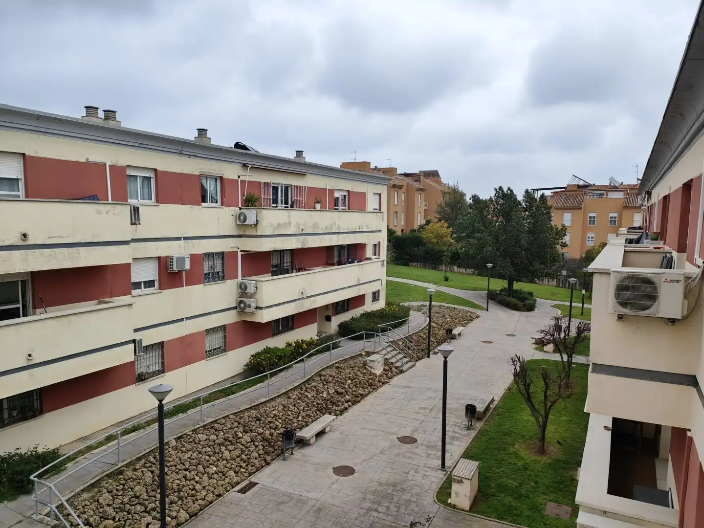 Außenansicht von Wohnung zum Verkauf in Tomares mit Klimaanlage, Terrasse und Abstellraum