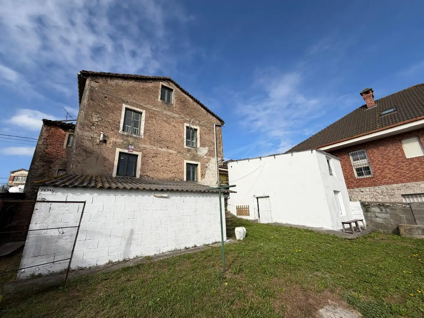 Vista exterior de Casa o xalet en venda en Camargo amb Jardí privat, Traster i Balcó