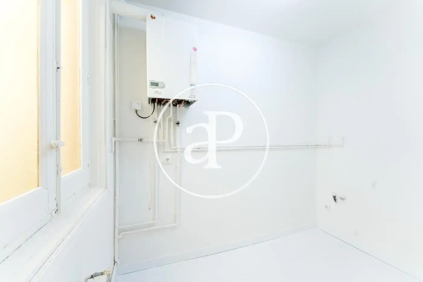 Bathroom of Flat for rent in Madrid  with Air Conditioner, Heating and Balcony