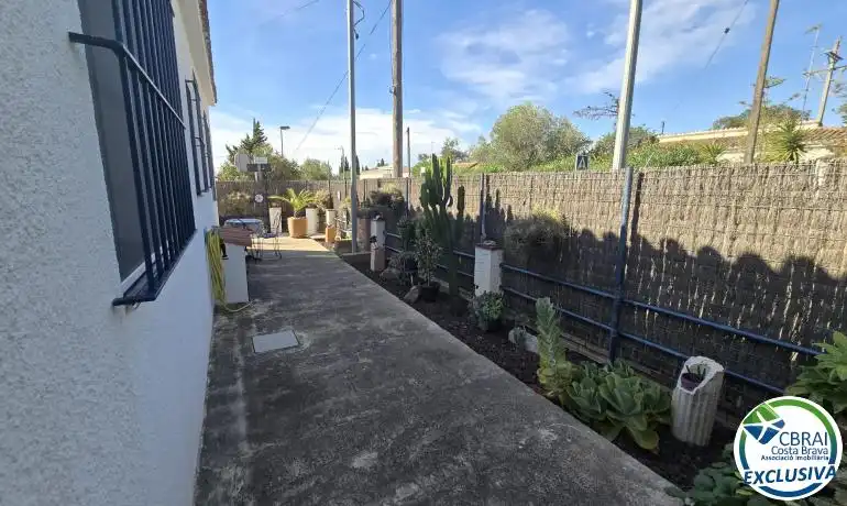Vista exterior de Casa o xalet en venda en Roses amb Calefacció, Jardí privat i Traster