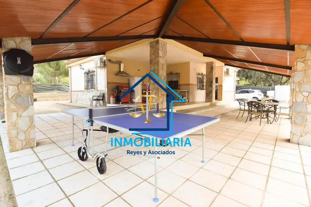 Vista exterior de Casa o xalet en venda en Córdoba amb Aire condicionat, Terrassa i Piscina