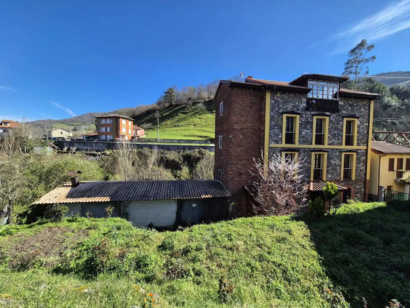 Vista exterior de Casa o chalet en venta en Lena