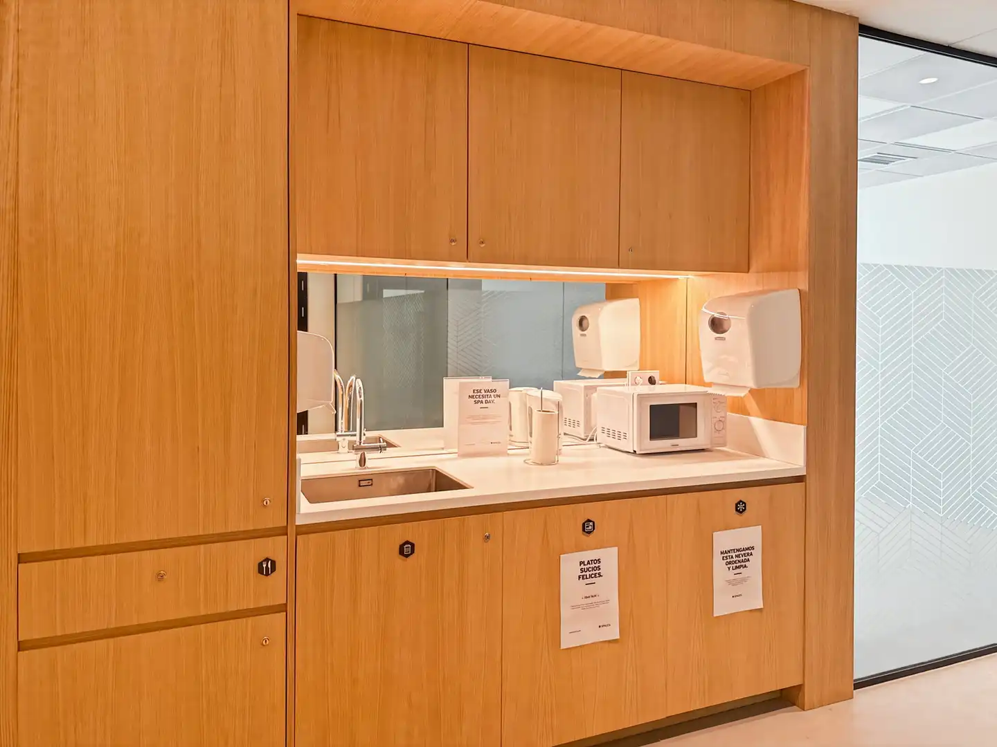Cocina de Oficina de alquiler en Madrid con Aire acondicionado, Calefacción y Amueblado