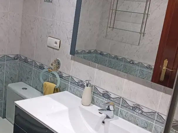 Badezimmer von Wohnung zur Miete in  Granada Capital mit Balkon