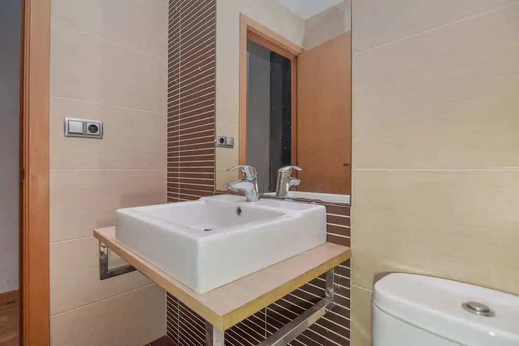 Baño de Piso en venta en Girona con Calefacción y Trastero