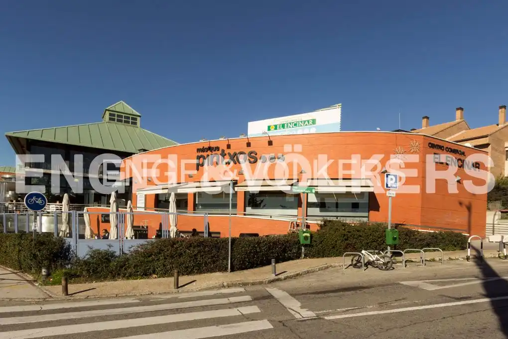 Vista exterior de Casa adosada de lloguer en La Moraleja amb Aire condicionat, Calefacció i Jardí privat