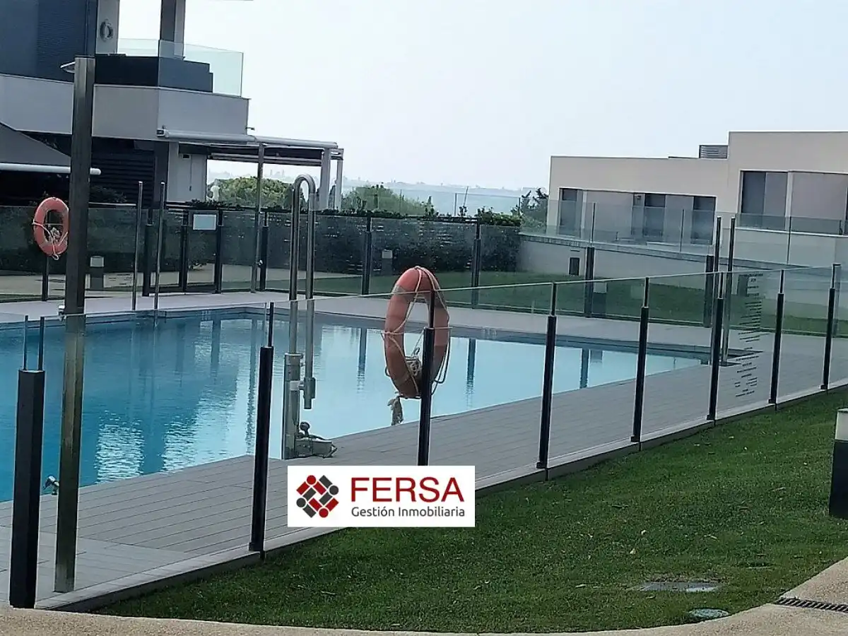 Schwimmbecken von Wohnung zur Miete in El Puerto de Santa María mit Klimaanlage, Heizung und Privatgarten