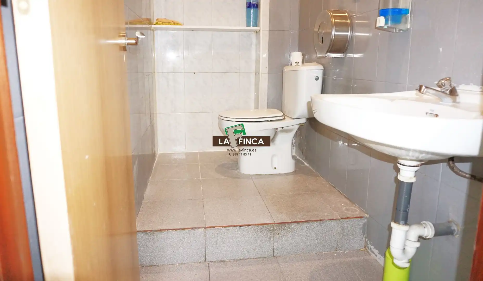 Baño de Local en venta en Oviedo 