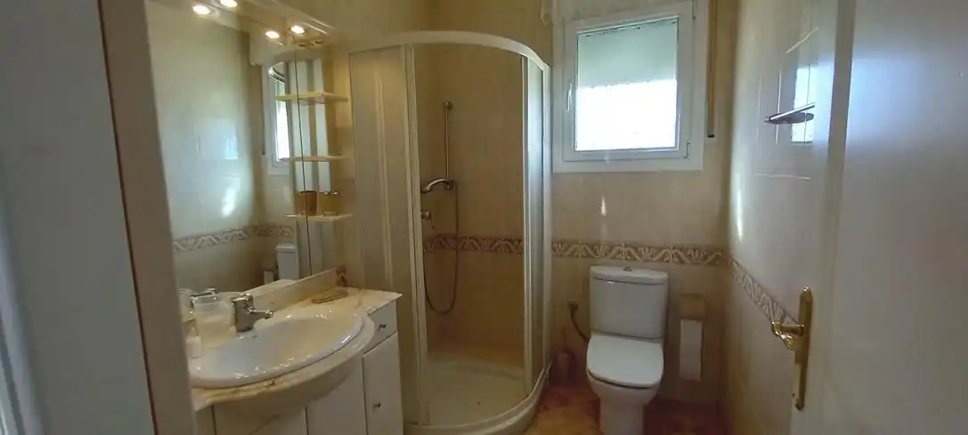 Bany de Casa o xalet en venda en Mont-roig del Camp amb Aire condicionat, Calefacció i Jardí privat