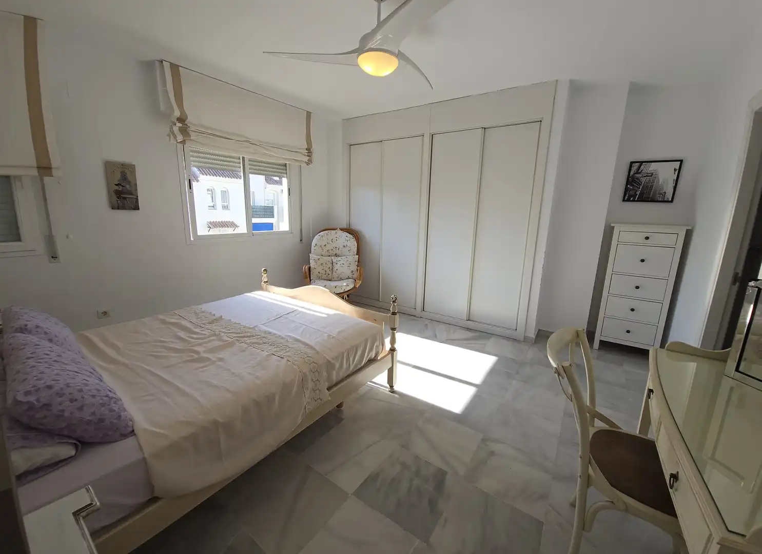 Schlafzimmer von Dachboden zur Miete in Marbella mit Klimaanlage, Terrasse und Möbliert