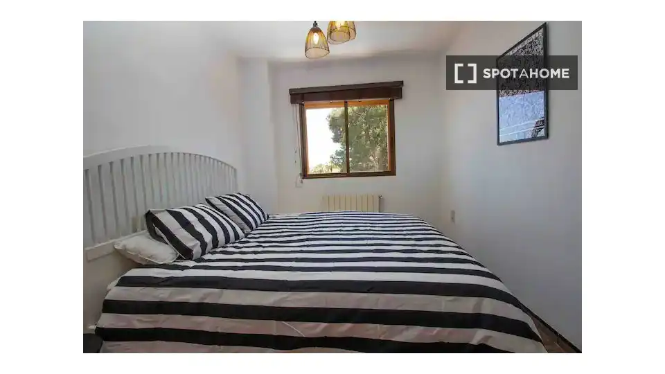 Habitación de Piso de alquiler en La Pobla de Vallbona con Aire acondicionado, Calefacción y Amueblado