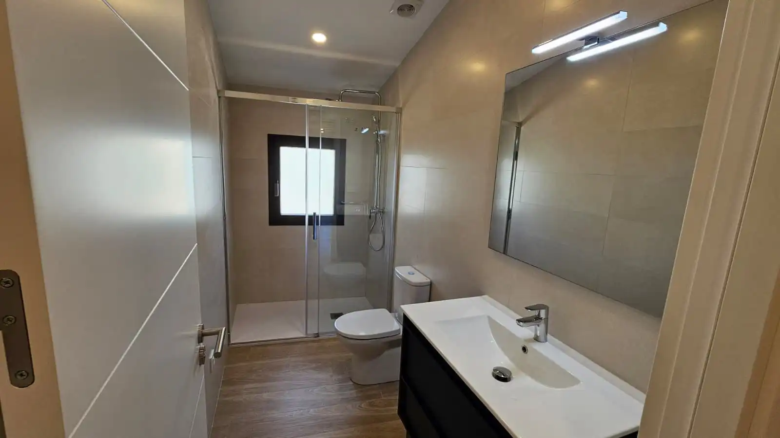 Baño de Finca rústica de alquiler en Mollet de Peralada con Aire acondicionado, Calefacción y Jardín privado