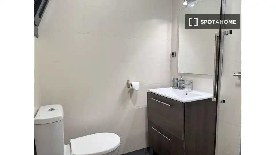 Bathroom of Flat for rent in Barcelona  with Air Conditioner, Heating and Furnished