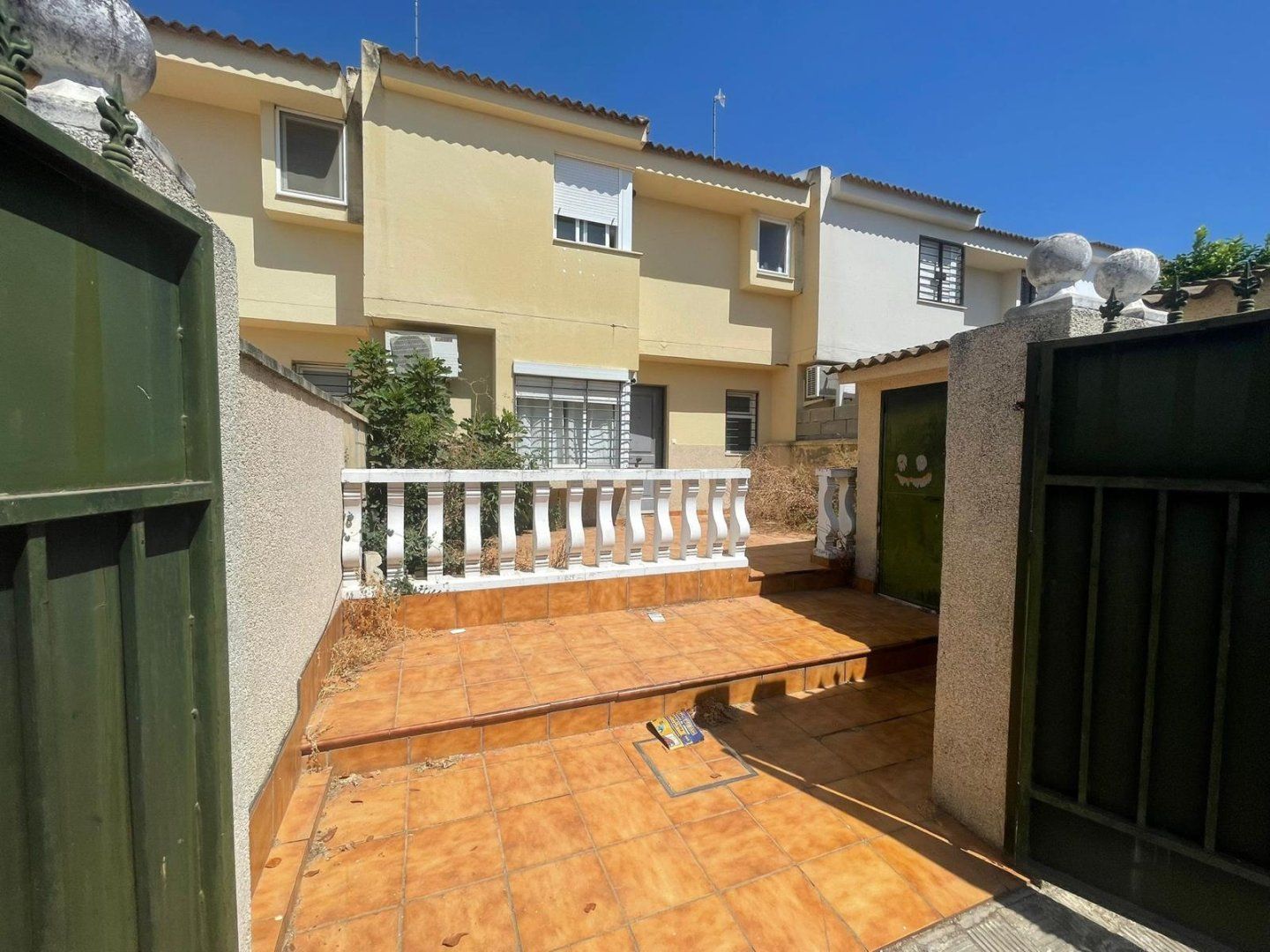 Exterior view of Single-family semi-detached for sale in Villanueva del Ariscal