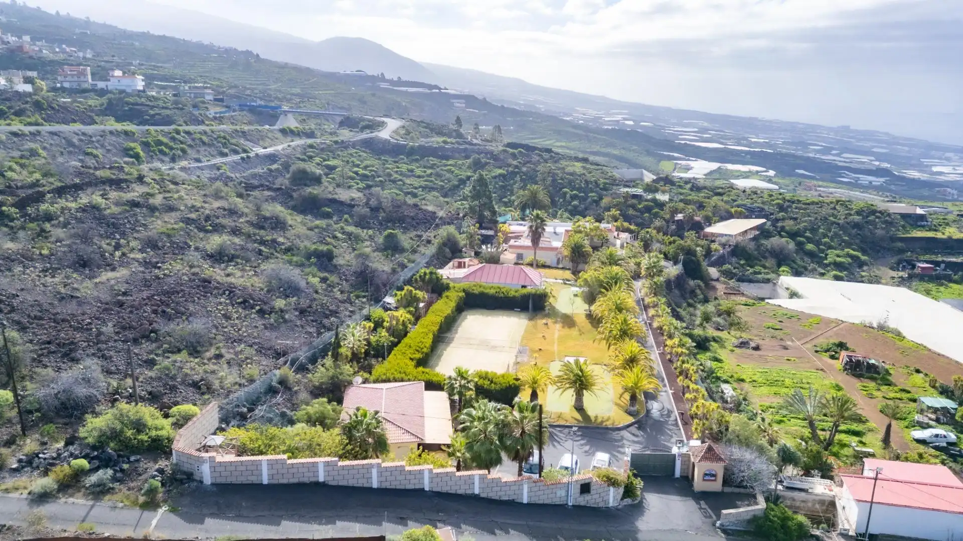 Vista exterior de Casa o xalet en venda en Guía de Isora amb Calefacció, Jardí privat i Moblat
