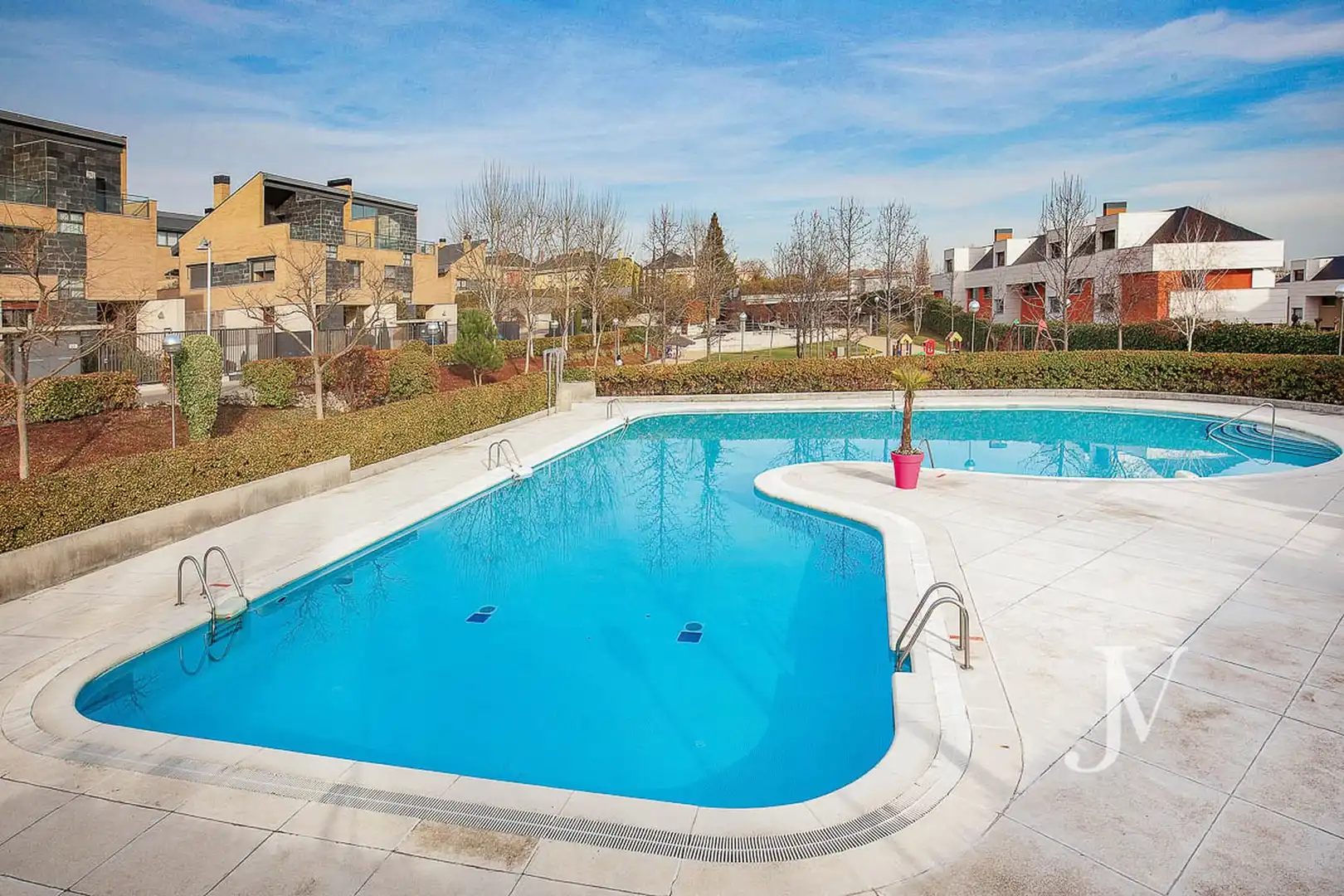 Schwimmbecken von Einfamilien-Reihenhaus zur Miete in La Moraleja mit Klimaanlage, Heizung und Privatgarten