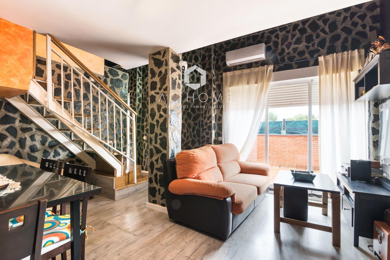 Vista exterior de Dúplex en venda en Loeches amb Aire condicionat, Calefacció i Terrassa