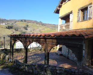 Terrassa de Casa o xalet en venda en Parres amb Piscina