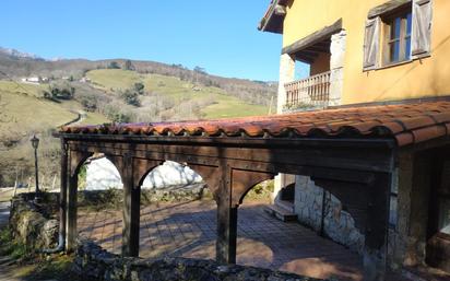 Terrassa de Casa o xalet en venda en Parres amb Piscina