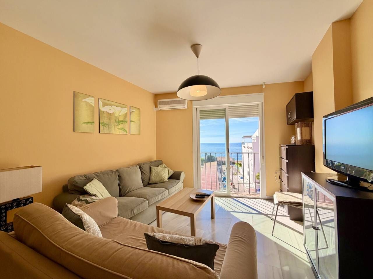 Living room of Flat for sale in Rincón de la Victoria  with Air Conditioner and Balcony