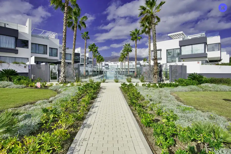 Vista exterior de Casa adosada de alquiler en Estepona con Aire acondicionado, Jardín privado y Terraza