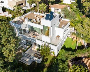 Vista exterior de Casa o xalet en venda en Marbella amb Aire condicionat, Jardí privat i Terrassa