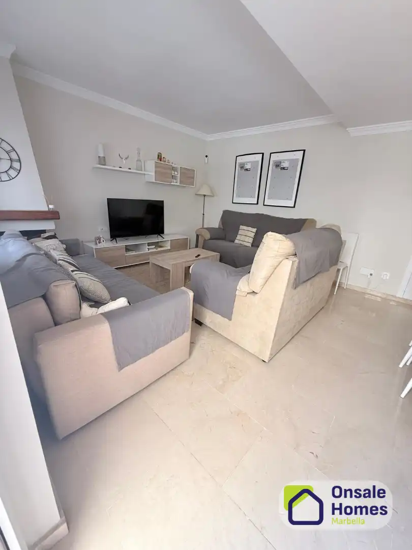 Sala de estar de Casa adosada de alquiler con opción a compra en Marbella con Terraza, Amueblado y Piscina comunitaria