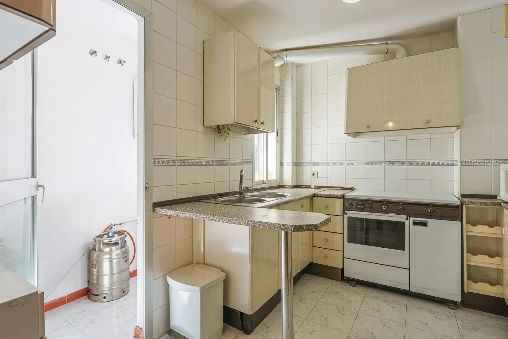 Kitchen of Flat for sale in Sevilla  with Air Conditioner and Furnished