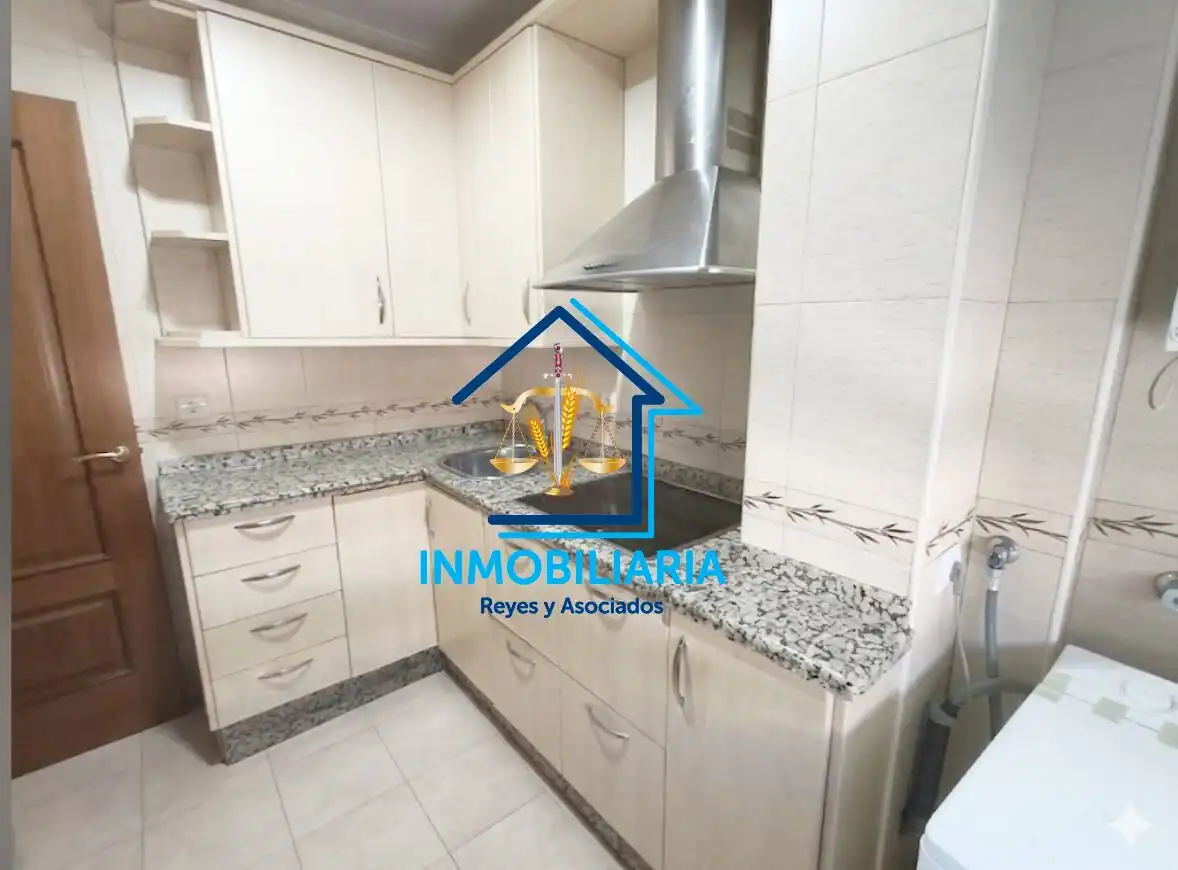 Küche von Wohnung zum Verkauf in Córdoba mit Klimaanlage, Terrasse und Möbliert