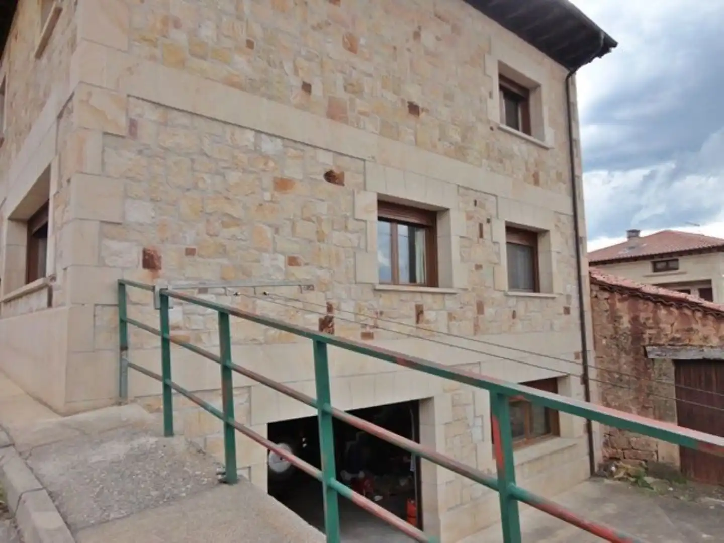 Vista exterior de Casa adosada en venta en Vilviestre del Pinar con Calefacción