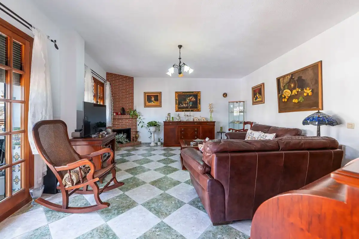 Sala d'estar de Casa o xalet en venda en Benalmádena amb Aire condicionat, Jardí privat i Terrassa