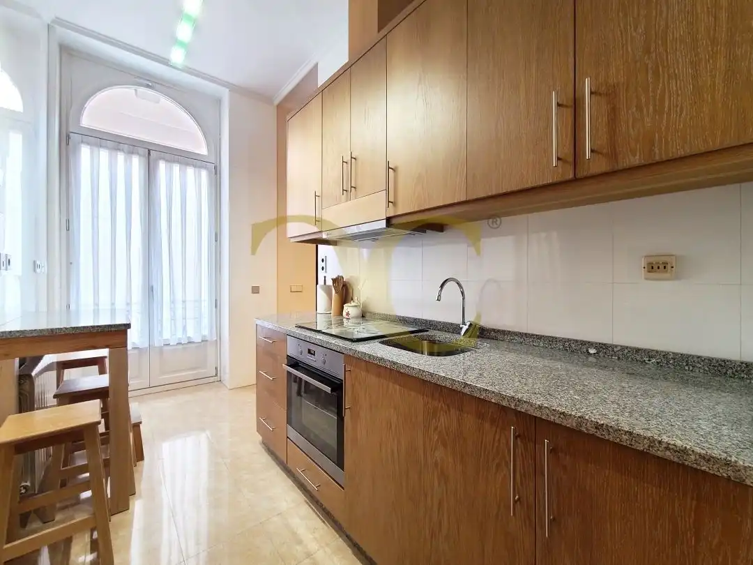 Cuina de Apartament en venda en Gijón  amb Calefacció, Moblat i Balcó