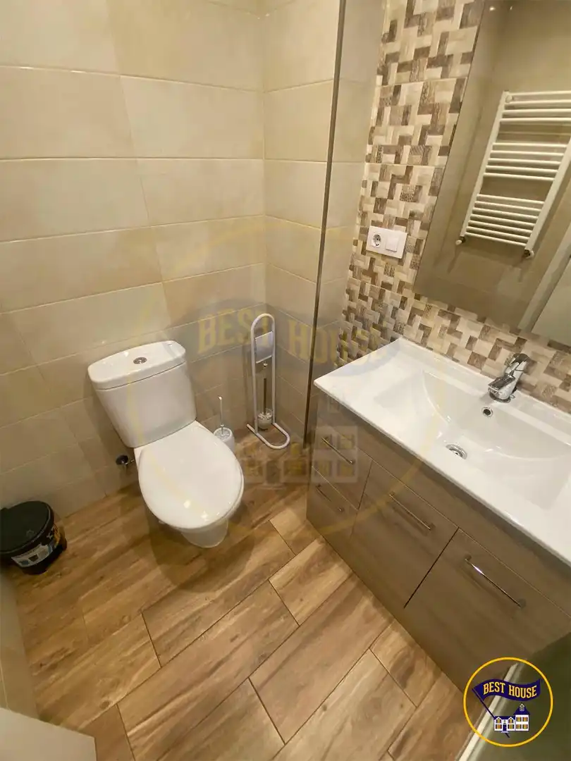 Bathroom of Flat for share in Cuenca  with Air Conditioner, Heating and Parquet flooring