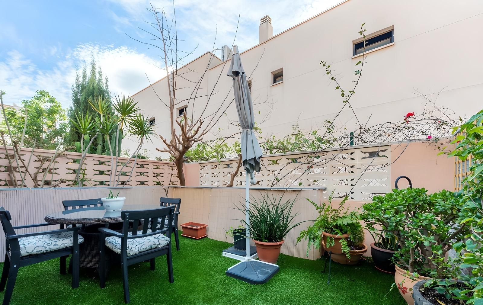 Terrasse von Einfamilien-Reihenhaus miete in Alicante / Alacant mit Klimaanlage, Privatgarten und Terrasse