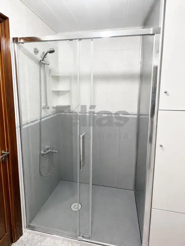 Badezimmer von Wohnung zur Miete in Zas mit Heizung und Abstellraum