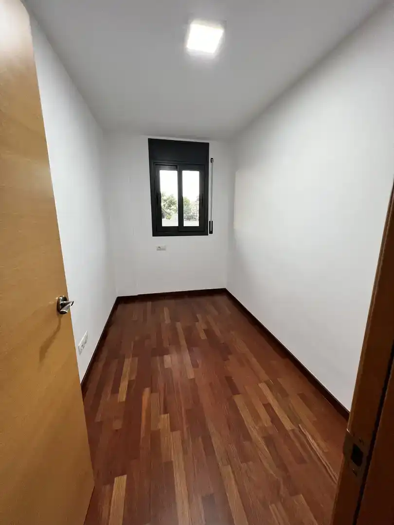 Schlafzimmer von Wohnung zur Miete in Albesa mit Klimaanlage, Parkett und Möbliert